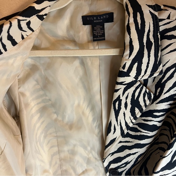 Silk land animal print blazer/jacket. Size large. Silk/cotton blend - Picture 6 of 12